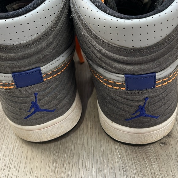 Jordan 1 Retro
93 Wolf Grey Orange - Picture 5 of 7